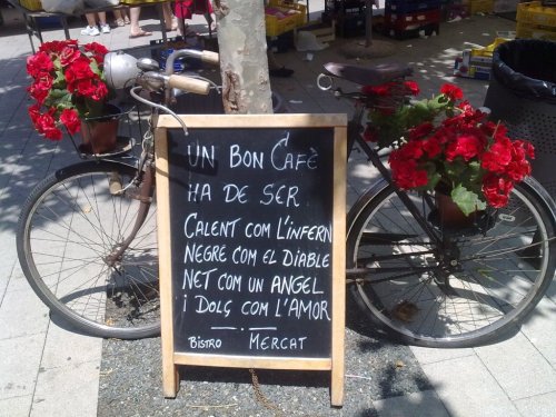 One of our last coffees in Mallorca, written in Catalan, it means "A good coffee should be hot as hell, black as the devil, clean as an angel and sweet as love." It is going to be a while before we see such good coffee again. Here in Delhi, it´s all instant. 