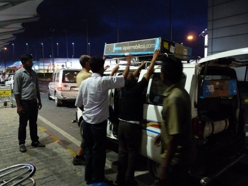 Loading the bikes in the taxi at Delhi Airport. I didn´t ask these guys for help. They just helped and said, "Ok, give us tips please!" I gave them one USD to split between them. Good luck with that, guys. 