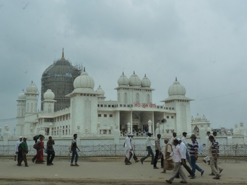 Another old palace. Along with the huts in the fields, this is the only nice architecture in India. Everything else is so crude and crappy it boggles the mind. The old wooden huts in the fields are some of the most noble buildings here. We´ll try to get a picture soon. 