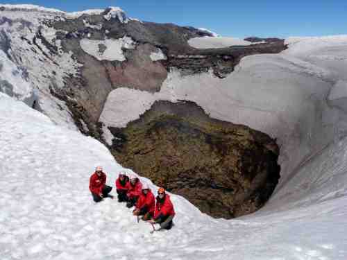 The group close to the crater/ El grupo al lado del cráter